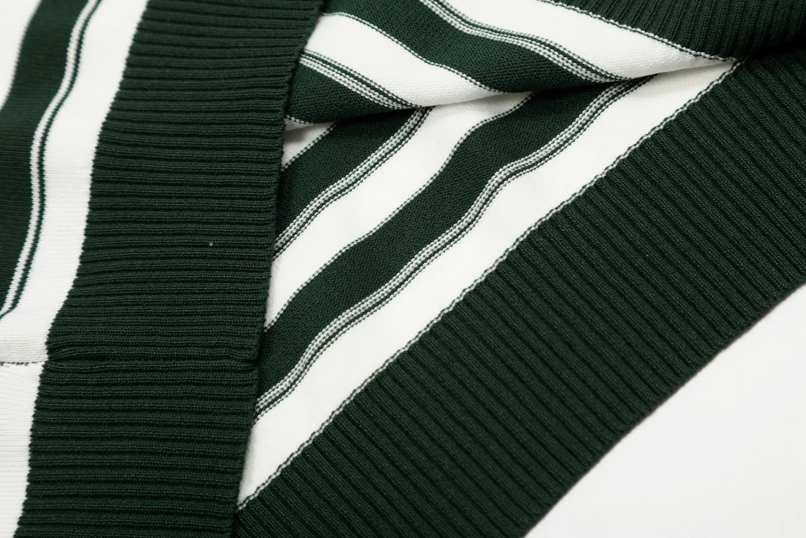 P160 💰 "Top quality" Style number: DS611# (on sale all year round) [Ralph Lauren striped pony embroidered small V-neck knitted POLO short sleeves] ✅Ralph Lauren pinstriped small V-neck ice silk knitted POLO lapel short sleeves ✅Main supply platform live broadcast Wholesale entities ✅ZP quality 1:1 version Scan the code to enter the GF website Counter quality ✅Detailed quality The only one in Guangzhou Imported quality cotton yarn Focus on high-end, cost-effective, and good quality. Needless to say, the version is restored to the original. Loose, comfortable and stress-free. Simple is high-end. Classic is eternal. ✅The upper body is simple and easy to match. A must-have for men and women. Good-looking clothes are never picky. A must-have in the wardrobe. Size: S-XL. Color: Black, White, Green.